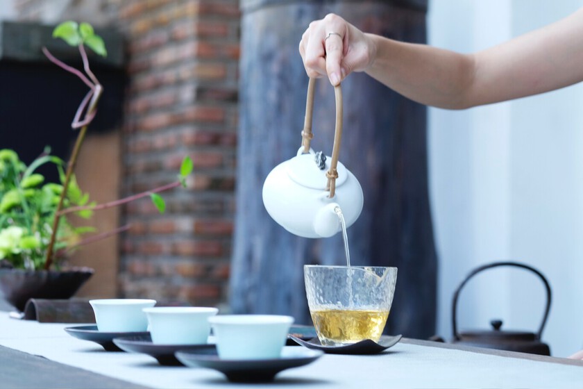 يمكن أن يكون الشاي الأخضر صحيًا للغاية ، ولكن هذه هي موانع الاستعمال التي يجب وضعها في الاعتبار
