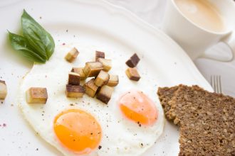 11 نوعًا من الأطعمة التي تدمج البروتين في وجبات الإفطار الخاصة بك وتحافظ على الجوع تحت السيطرة بقية اليوم