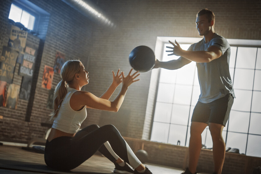 إذا كنت تتطلع إلى اكتساب كتلة عضلية ، فيمكن أن تساعدك تمارين الكرة الطبية السبعة
