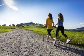 خمس فوائد لمشي النورديك ستجعله التمرين المثالي لهذا الصيف