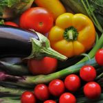 هذه هي الفيتامينات والمغذيات النباتية المخبأة في كل فاكهة وخضروات حسب لونها
