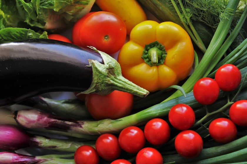 هذه هي الفيتامينات والمغذيات النباتية المخبأة في كل فاكهة وخضروات حسب لونها