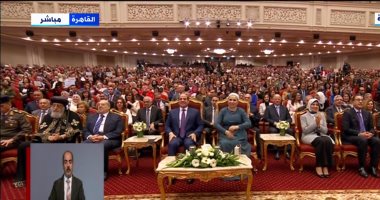 الرئيس السيسي يشاهد فقرة غنائية خلال احتفالية المرأة المصرية 2023