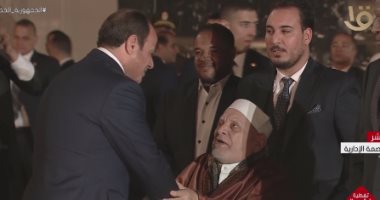 الرئيس السيسي يصافح أحمد عمر هاشم خلال افتتاح مركز مصر الثقافى الإسلامى