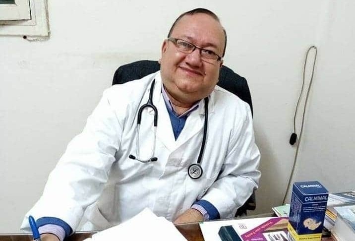الناس للناس.. «طبيب الغلابة» يفتح أبواب عيادته لعلاج المرضى مجانا