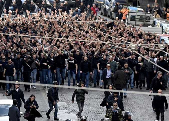 مشادات عنيفة بين جماهير نابولي وإنتراخت فرانكفورت في الشوارع الإيطالية «فيديو»