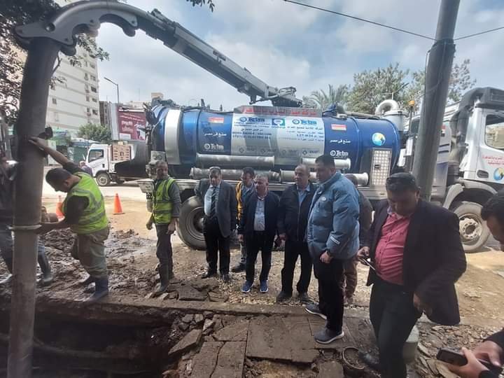 نائب محافظ القاهرة يتابع إصلاح كسر ماسورة مياه بروض الفرج