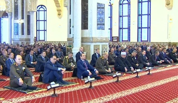 الرئيس السيسي يؤدي صلاة الجمعة بمسجد المشير