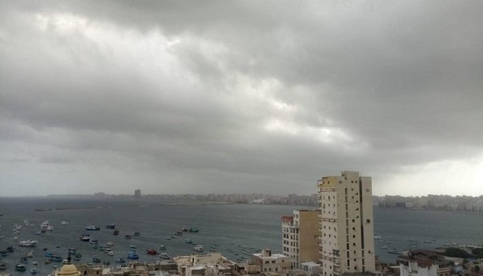 الطقس السيئ يضرب الإسكندرية.. أمطار متوسطة ورياح شديدة