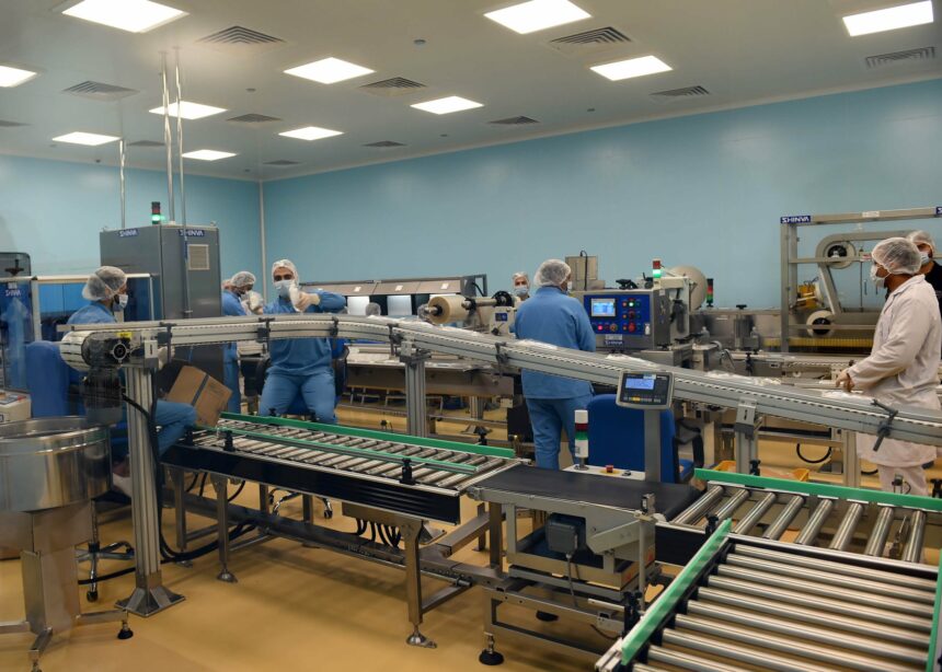 رئيس الوزراء يتفقد مصنع شركة «اتيكوفارما ايجيبت» للأدوية والمحاليل الطبية