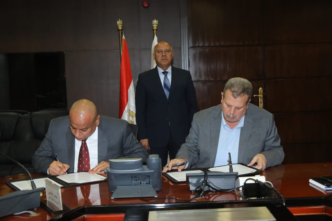 وزير النقل يشهد توقيع مذكرة لإنشاء مصنعا لإنتاج قطع غيار «السكة الحديد» ببني سويف