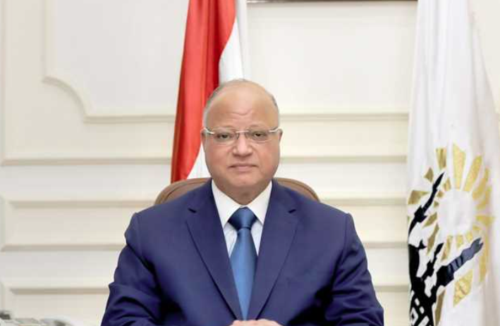 هدية الرئيس للمواطنين.. محافظ القاهرة يوزع 3 آلاف شنطة مواد غذائية