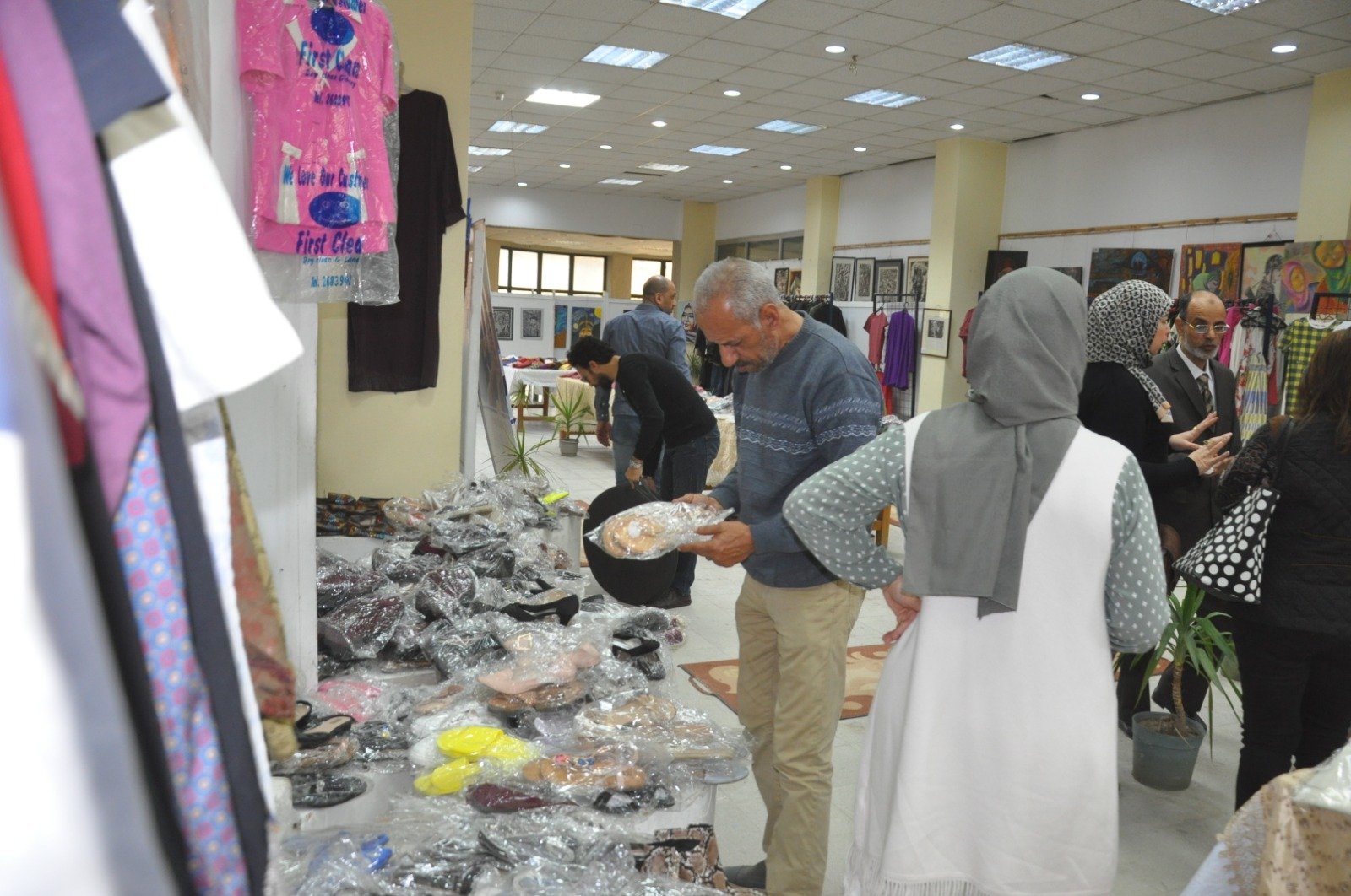 جامعة حلوان تنظم «معرض الخير» بالتعاون مع نادي روتاري «كايرو السلام» (صور)