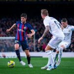 قناة ريال مدريد تفتح النار على حكم مباراة برشلونة: «قراره قذر»