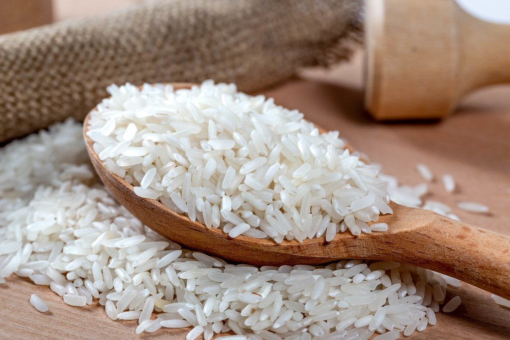 الحكومة تنفي وجود عجز في كميات الأرز المعروضة بالأسواق والمنافذ التموينية
