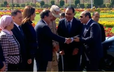 لحظة وصول الرئيس السيسي مقر افتتاح مجمع الأسمدة الأزوتية بالعين السخنة (فيديو)
