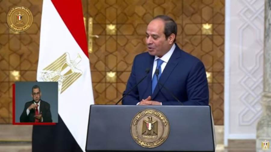 الرئيس السيسي: المرأة المصرية تحملت الظروف الصعبة ولعبت دورا كبيرا في حماية مصر