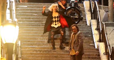 الجوكر وهارلى كوين يرقصان على السلالم الشهيرة من فيلم Joker: Folie à Deux