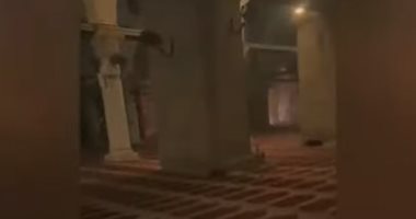 لحظة اقتحام قوات الاحتلال للمسجد الأقصى والاعتداء على المصلين.. فيديو