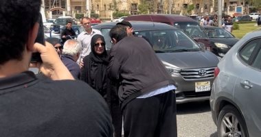 انهيار والدة شيرين الطحان لحظة وصول جثمان الفنانة إلى مسجد فاطمة الشربتلى