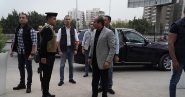 الرئيس السيسي يفاجئ قسم شرطة مدينة نصر أول بالزيارة..فيديو وصور