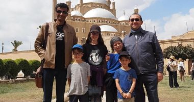 مصر تحقق أمنية 3 أطفال كنديين وتدعوهم لزيارة الأهرامات قبل فقدان بصرهم.. صور