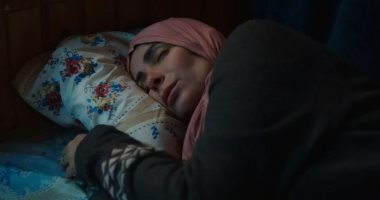 تحت الوصاية الحلقة 7.. خالد كمال يتجسس على منى زكي أثناء نومها