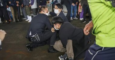 إجلاء رئيس وزراء اليابان من مكان حشد انتخابى بعد سماع دوي انفجار ..واعتقال رجل