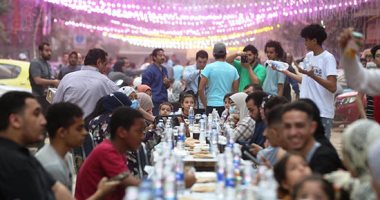 أطول مائدة رمضانية بمصر بطول 2.5 كم.. أهالى فيصل ينظمون إفطارا لـ10 آلاف صائم