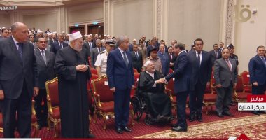 الرئيس السيسي يصافح أحمد عمر هاشم خلال احتفالية ليلة القدر