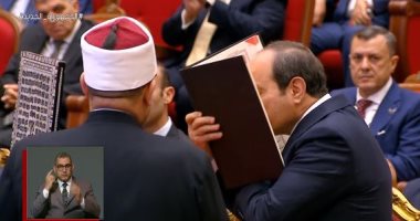 وزير الأوقاف يهدى الرئيس السيسي نسخة من كتاب الله باحتفالية ليلة القدر