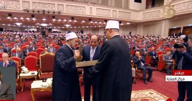 شيخ الأزهر يهدى الرئيس السيسي نسخة من القرآن الكريم