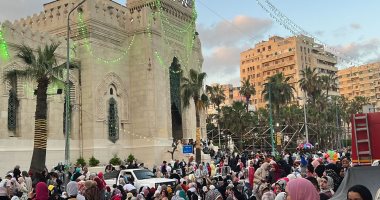 ساحة مسجد القائد إبراهيم بالإسكندرية تمتلئ بالمصلين