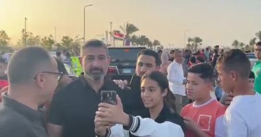 التفاف الجمهور حول ياسر جلال بعد صلاة العيد في شرم الشيخ