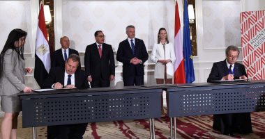 رئيس الوزراء ومستشار النمسا يشهدان توقيع عقدى شراكة وتصنيع مفاتيح السكك الحديدية