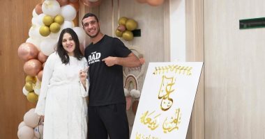 رامى ربيعة وزوجته يحتفلان بمولودته الأولى "عاليا".. صورة