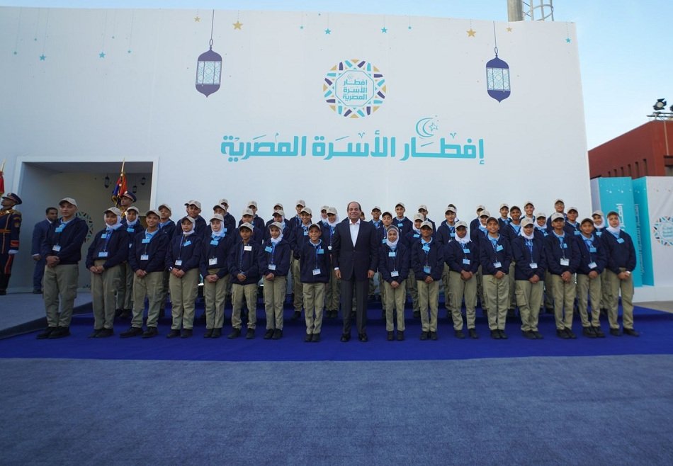 صورة تذكارية للرئيس السيسي مع الشباب في الأسمرات