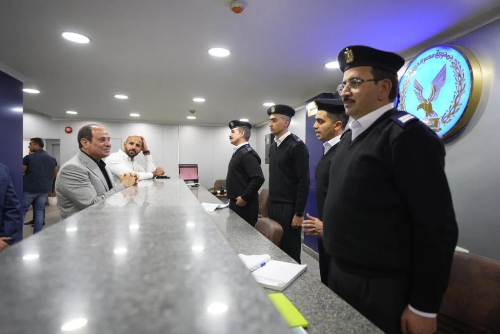 الرئيس السيسي يتناول الإفطار مع ضباط وأفراد قسم شرطة مدينة نصر