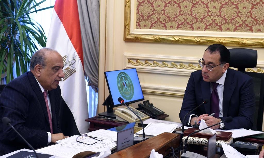 مدبولي يبحث سبل استغلال احتياطات مصر من خام التنتالوم مع وزير قطاع الأعمال