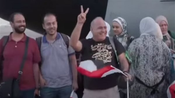 المصريون العائدون من السودان: "الروح ردت فينا.. مصر مش بتنسى ولادها".. فيديو
