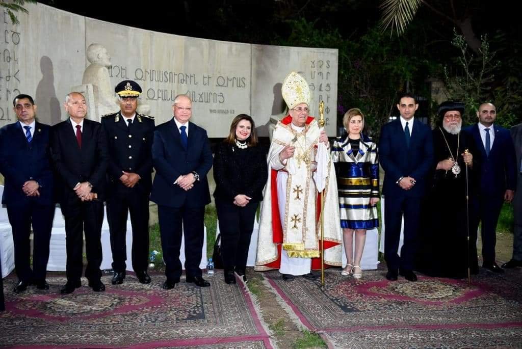 وزيرة الهجرة تشهد الاحتفال بعيد القيامة بكنيسة الأرمن الكاثوليك