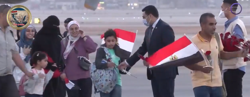 عائدون من السودان: كنا بنموت.. وحسينا بالأمان لما نزلنا على أرض الوطن (فيديو)