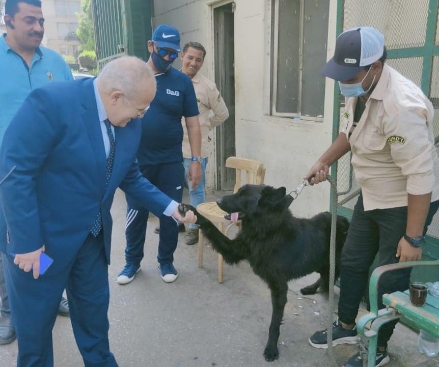 بعد «قطة» شيخ الجزائر.. رئيس جامعة القاهرة يُسلم على كلب حراسة (صورة)