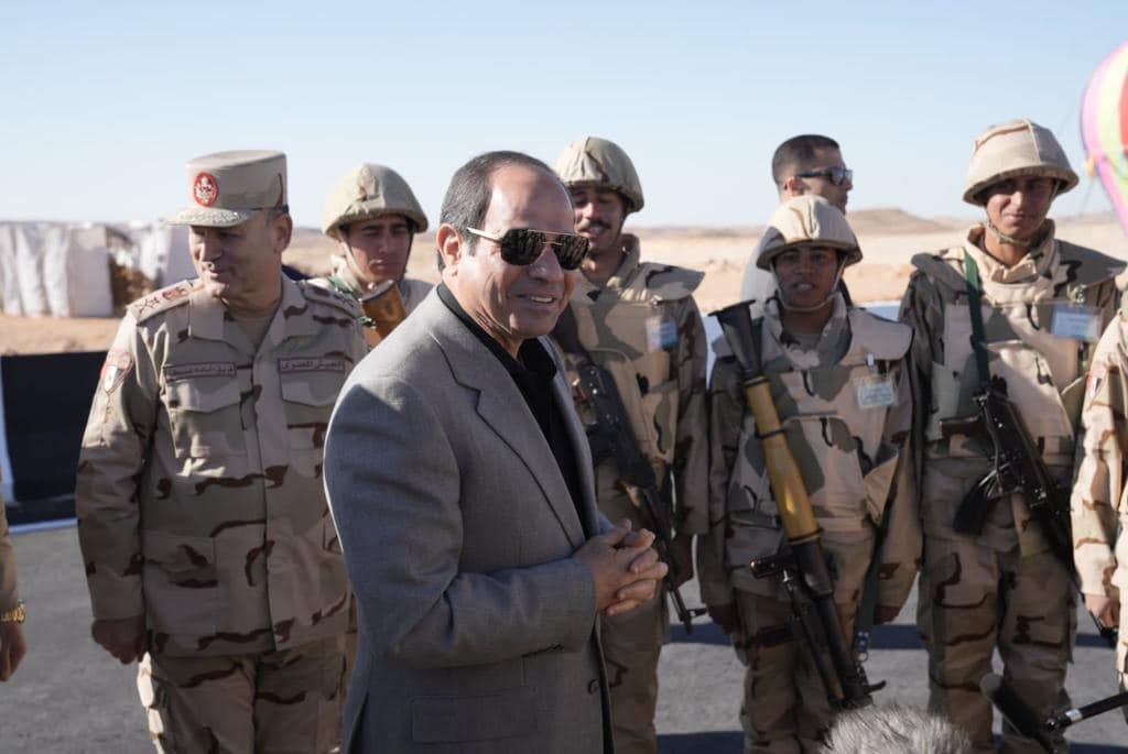 الرئيس السيسي يلتقط صورة تذكارية مع مقاتلي القوات المسلحة