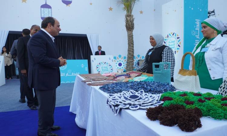 الرئيس السيسي يشارك في مأدبة إفطار مع سكان الأسمرات
