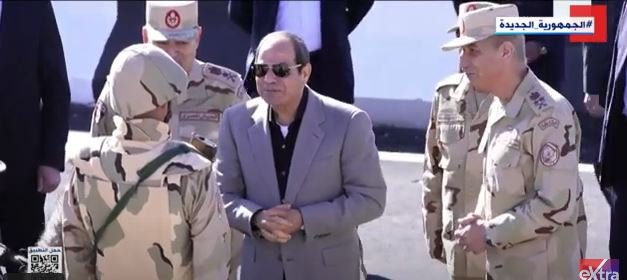 الرئيس السيسي لمجند بشرق القناة: «كنت بنزل إجازة 5 أيام كل 40 يوم»