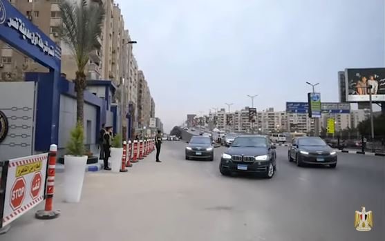 أحمد موسى: السيسي توجه إلى قسم مدينة نصر بصحبة 3 سيارات فقط دون الموكب الرئاسي
