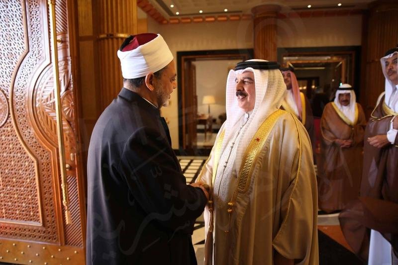 شيخ الأزهر يتبادل التهنئة بعيد الفطر المبارك مع ملك البحرين