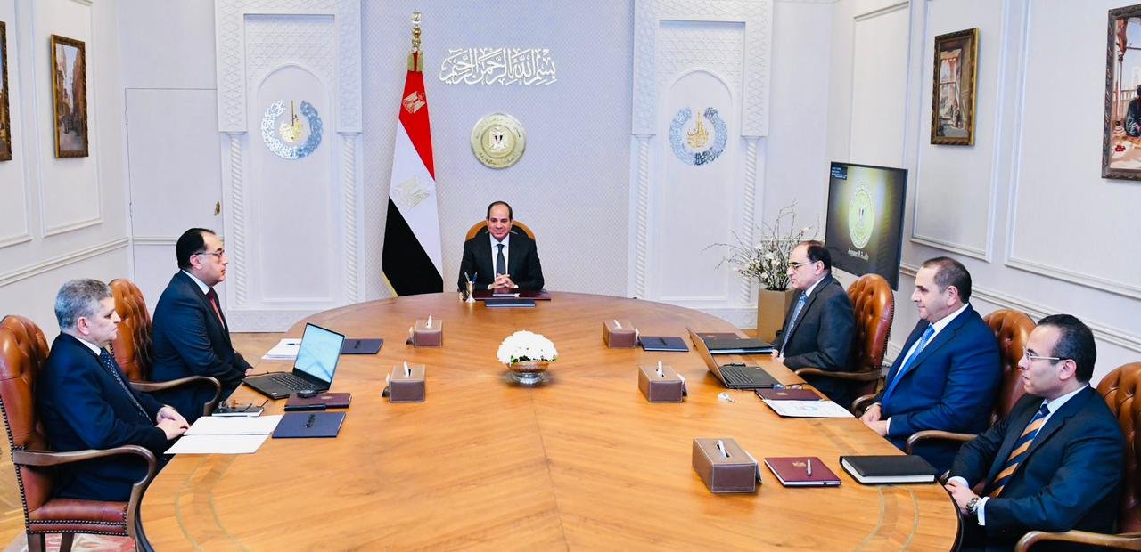 الرئيس السيسي يجتمع مع مدبولي وربيع ويصدر توجيها بشأن قناة السويس