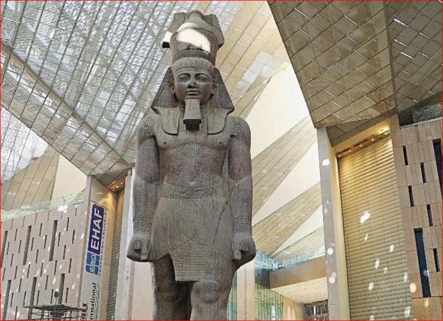 سقوط الأمطار على تمثال رمسيس الثاني بالمتحف الكبير.. السياحة تكشف حقيقة تأثره